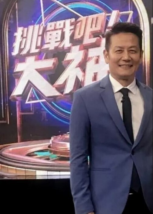 【反差少妇】高颜值美少妇瑶瑶和老外大屌男友吃饱回房间大干一场！ - 中文阿薇海报